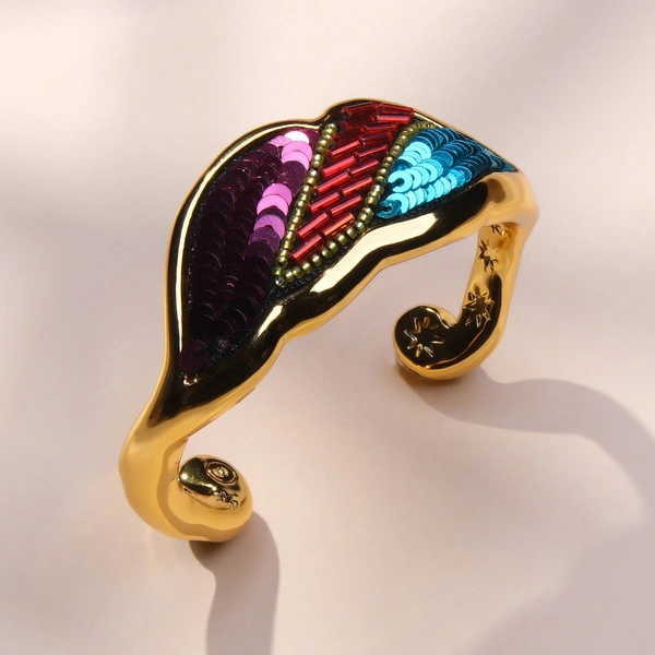 Złocona bransoletka z motywem muszli z cekinami i koralikami. SYRENI ZEW