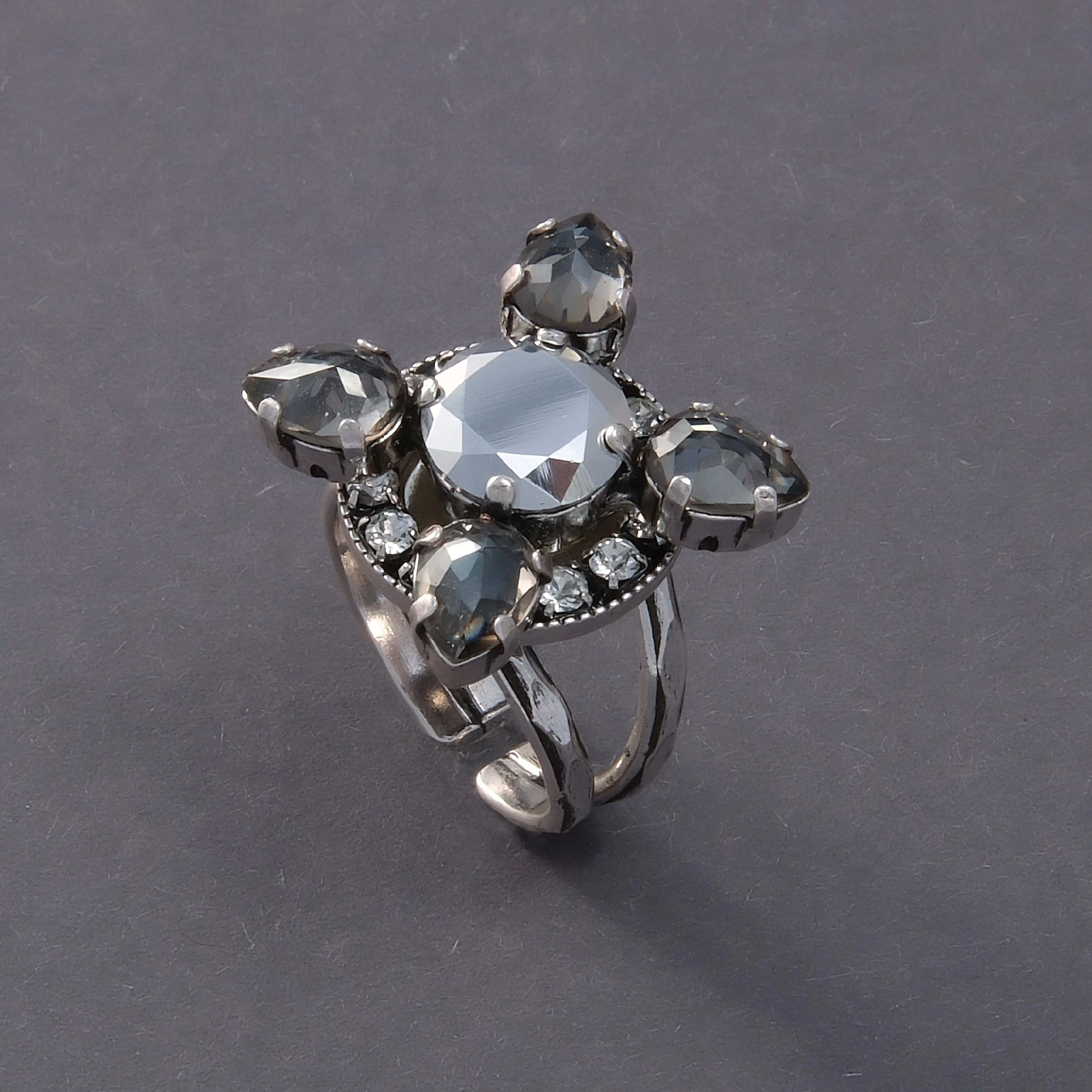 Posrebrzany pierścionek w formie kwiatu z kryształami. GWIAZDA CIEMNOŚCI