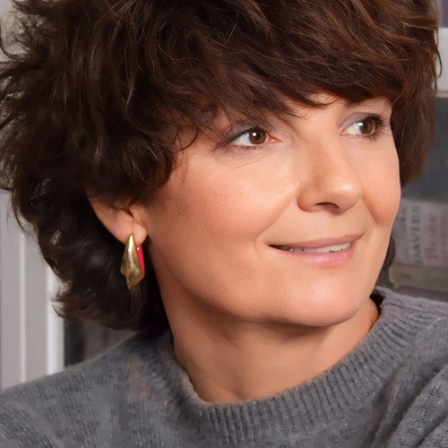 Owalne pozłacane kolczyki w emalii w tonie czerwonej dalii. CZERWIEŃ FLORENCJI