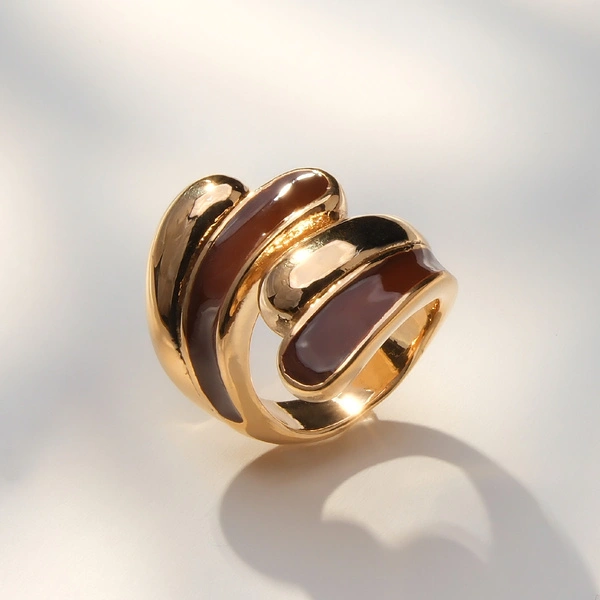 Złocony pierścionek z akcentami z emalii w burgundzie. JĘZYKI OGNIA