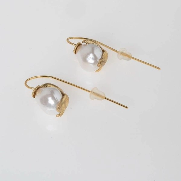 Pozłacane kolczyki haczyki z perłą w delikatnej oprawie. CISZA PORANKA
