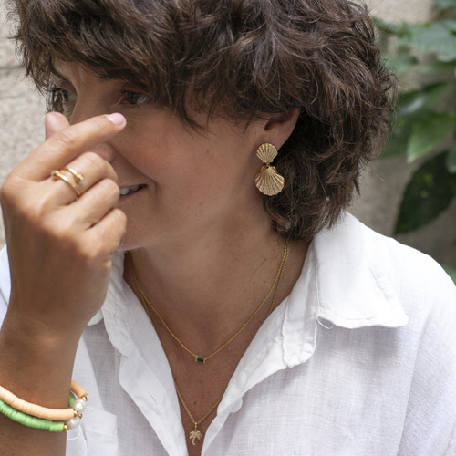 CON AGRADECIMIENTO. Un anillo delicado con bolas blancas.