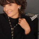 Długi naszyjnik zdobiony perłami i kryształami. BRYZA