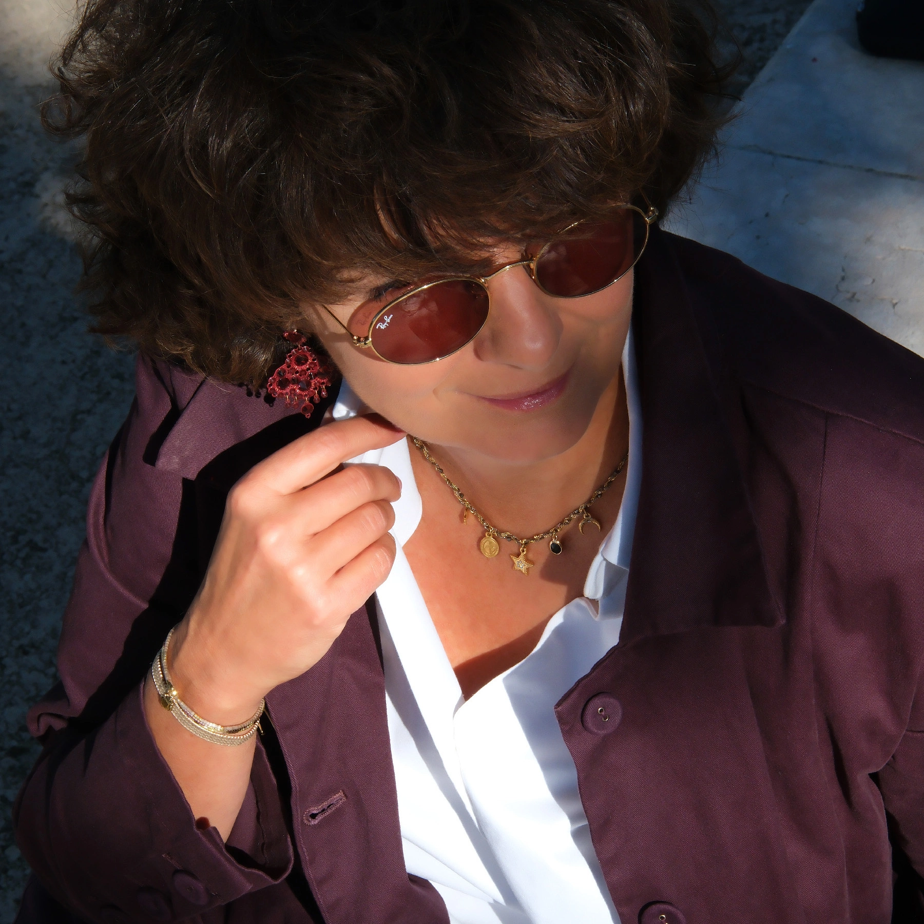 Kolczyki z motywem kwiatów z kryształami w tonie cabernet. LUCE DEL NORD