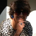 Pozłacane kolczyki koła emaliowane na granatowo. EMMA