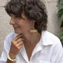 Bransoletka na gumce z perłą i pomarańczowymi koralikami. BRZOSKWINKA