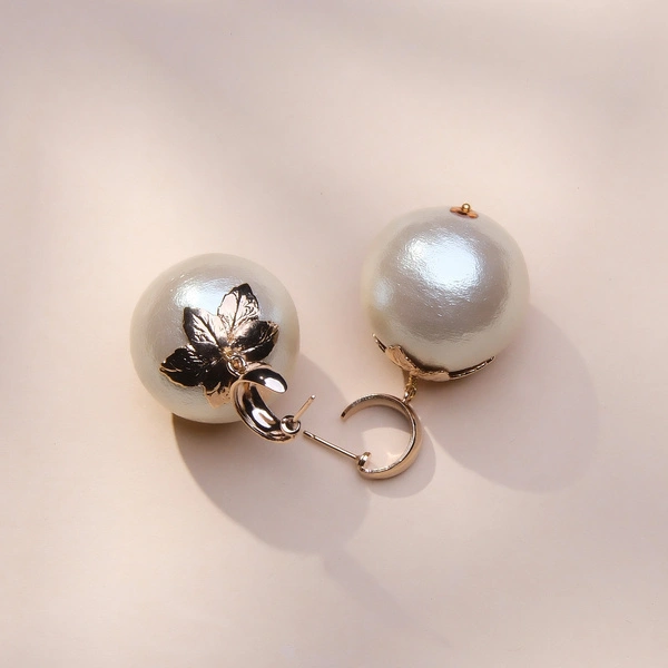 Złoocne kolczyki z zawieszką z dużym perłowym koralikiem. DOJRZAŁE PIĘKNO