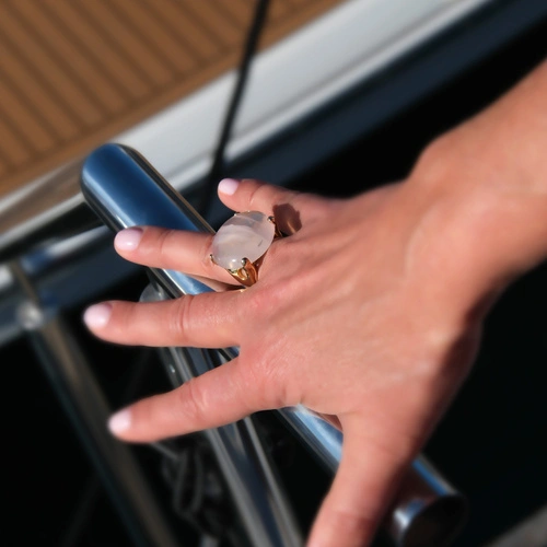 Złocony pierścień z okrągłym różowym kwarcem. RÓŻOWE PASTELE