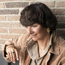 Urocze kolczyki na kółkach z pozłacanymi kuleczkami. BOTTICELLI 