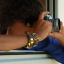 Złocona bransoleta z dekorem z akrylu w kolorze mokka. CAFE MOCCA