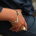 Pozłacany pierścień z głową zebry z cyrkoniami. PASKI MOCY