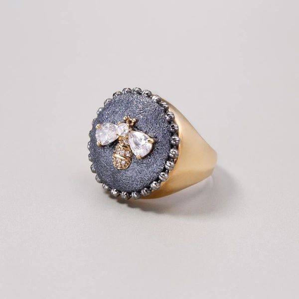 Pozłacany pierścień z ozdobną pszczołą z cyrkonii. MIODOWE LATO