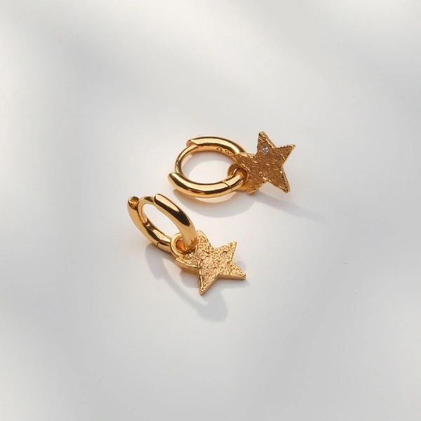 Małe pozłacane kolczyki z dekorem w kształcie gwiazdy. GWIAZDKA Z NIEBA