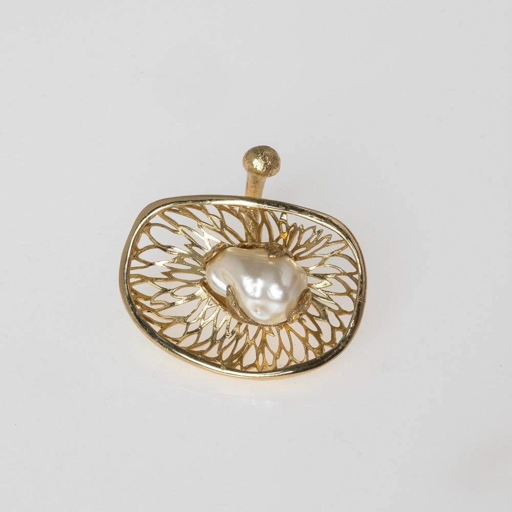 Otwarty złocony pierścień z ażurowym dekorem z perłą. MAM CIĘ