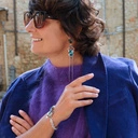 Złocone kolczyki z błękitnymi i szarymi kryształkami. ŻYWE SREBRO