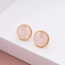 Złocone kolczykiw formie półkul z różowym kwarcem. KAMIEŃ MIŁOŚCI