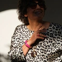 Otwarty pozłacany pierścień z różową emalią i cyrkoniami. LAURA