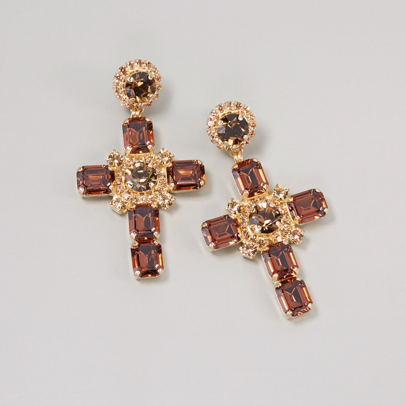 Pozłacane krzyże zdobione brązowymi kryształami. KRÓLOWA BALU