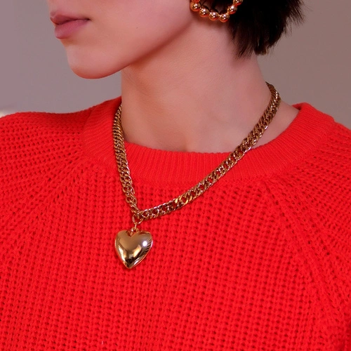 Krótki złocony naszyjnik na pancerce z pełnym sercem. SAMA SOBIE