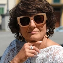 Duże złocone kolczyki z białą głową pantery z ringiem. W DRAPIEŻNYM KRĘGU