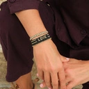 Wąska bransoletka z czarnych i złotych paciorków Miyuki. PUEBLOS BLANCOS