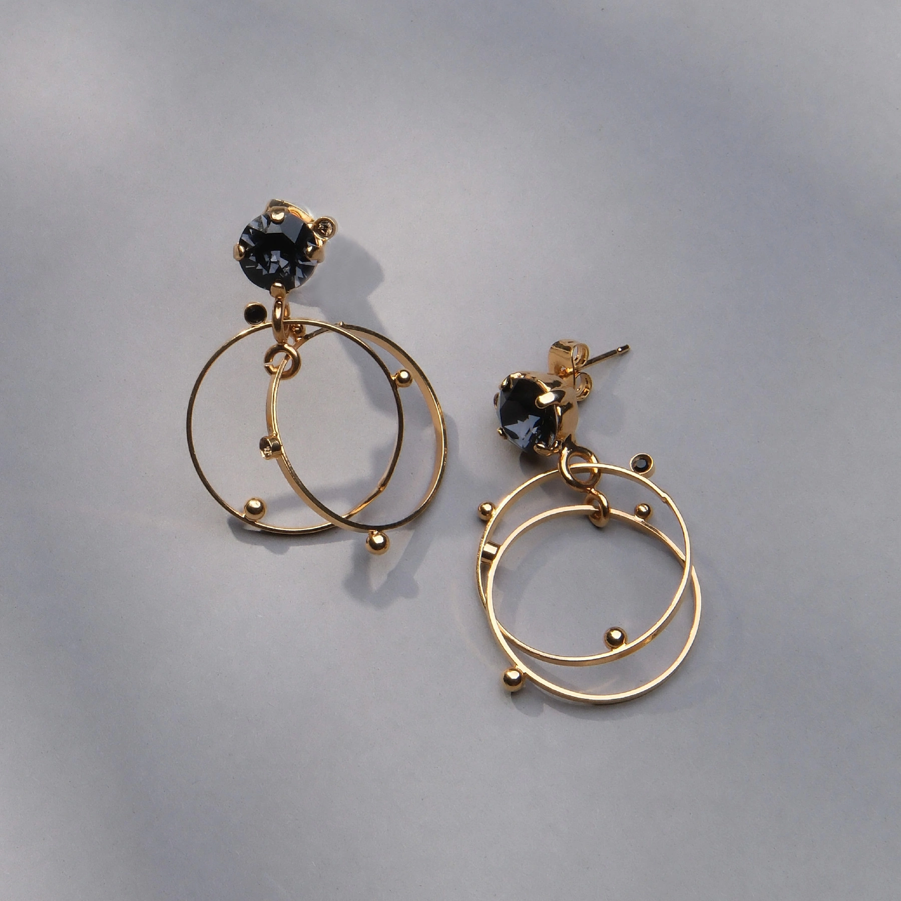 Pozłącane kolczyki koła z granatowym kryształem. GALAKTYCZNY GRANAT