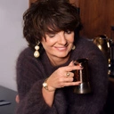 Złocone klipsy z motywem liści i perłami bawełnianymi. DO JUTRA W CANNES