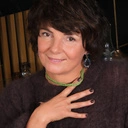 Kolczyki z kwiatem i kroplą z akrylowych płatków. DOTYK ROSY