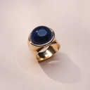 Złocony pierścień z okrągłym granatowym sodalitem. GRANATOWA NOC