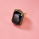 Regulowany pierścień z dużym czarnym kryształem. DOBRA SZEFOWA