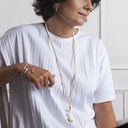 Bransoletka z koralików z zawieszką liściem monstery. LIŚĆ Z BAJKI