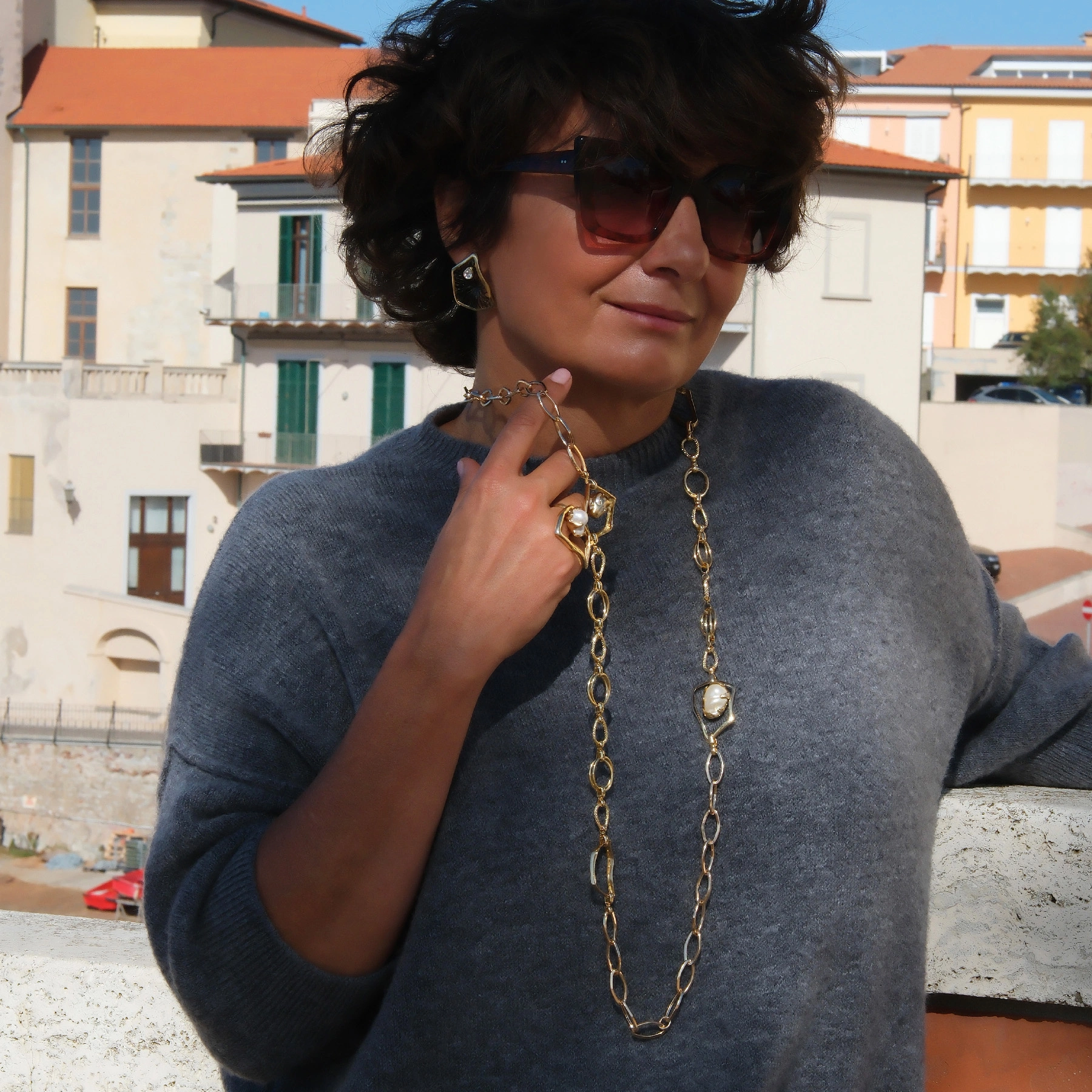 Regulowany złocony pierścionek z dekorem z perłą. PORUSZONY KADR