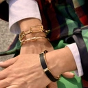 Pozłacana sztywna bransoletka o owalnym kształcie. MANHATTAN