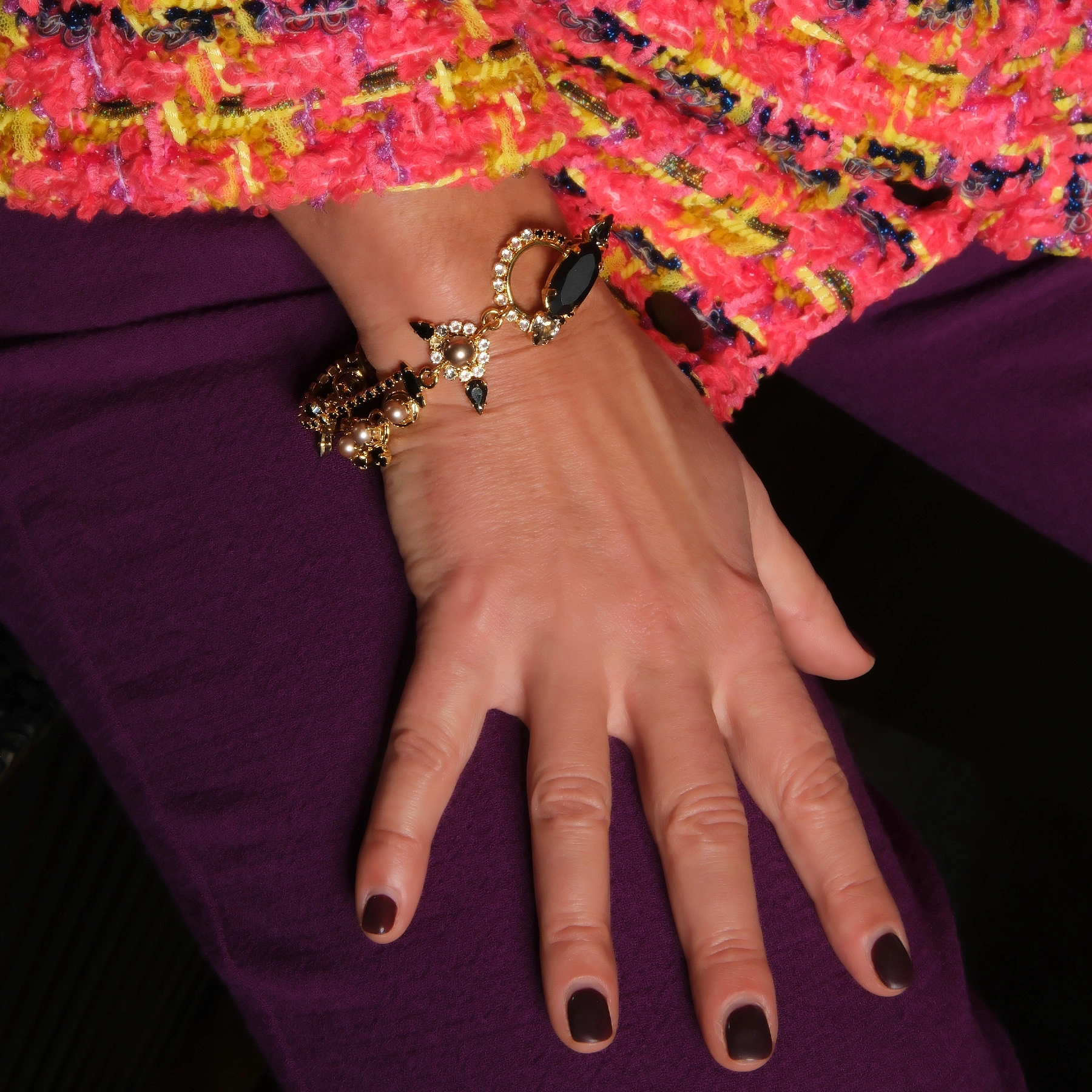 Bransoletka ze złotymi perłami i kryształami w bieli i czerni. ODYSEJA KOSMICZNA