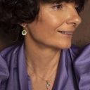 Pozłacane kolczyki z zawieszką z zieloną koniczynką. MAM SZCZĘŚCIE