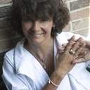 Krótki srebrno-złoty wisiorek z klatką z ptaszkiem. FRASZKA