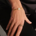 CON AGRADECIMIENTO. Un anillo delicado con bolas blancas.