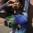 Pozłacane kolczyki koła z ciemnymi kwiatami z tkaniny. TAJEMNICZY OGRÓD