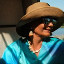 Pozłacane kolczyki z muszlą osadzoną w łańcuszkach. ECHO OCEANU