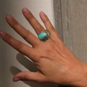 Otwarty pozłacany pierścień z błękitną emalią i cyrkoniami. CLARA