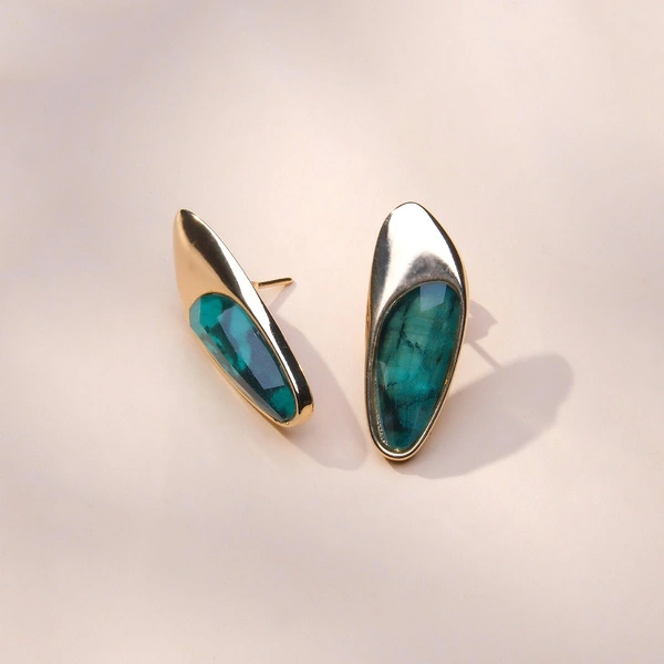 Złocone kolczyki skrzydełka ze szmaragdowym akcentem. ZIELONE SKRZYDŁA