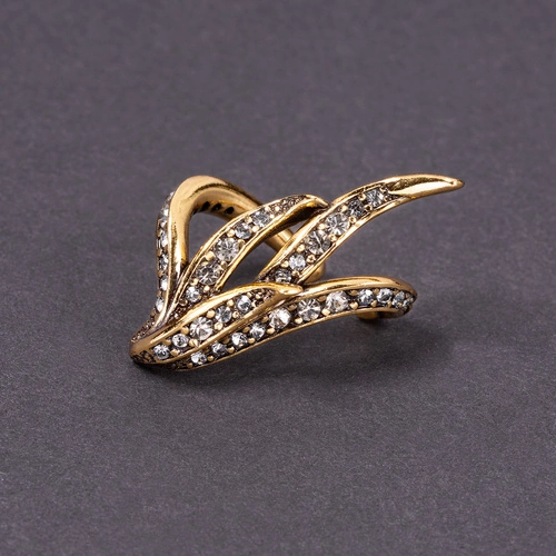 Lewa pozłacana nausznica w formie piór z kryształami. TWÓJ SHOWTIME