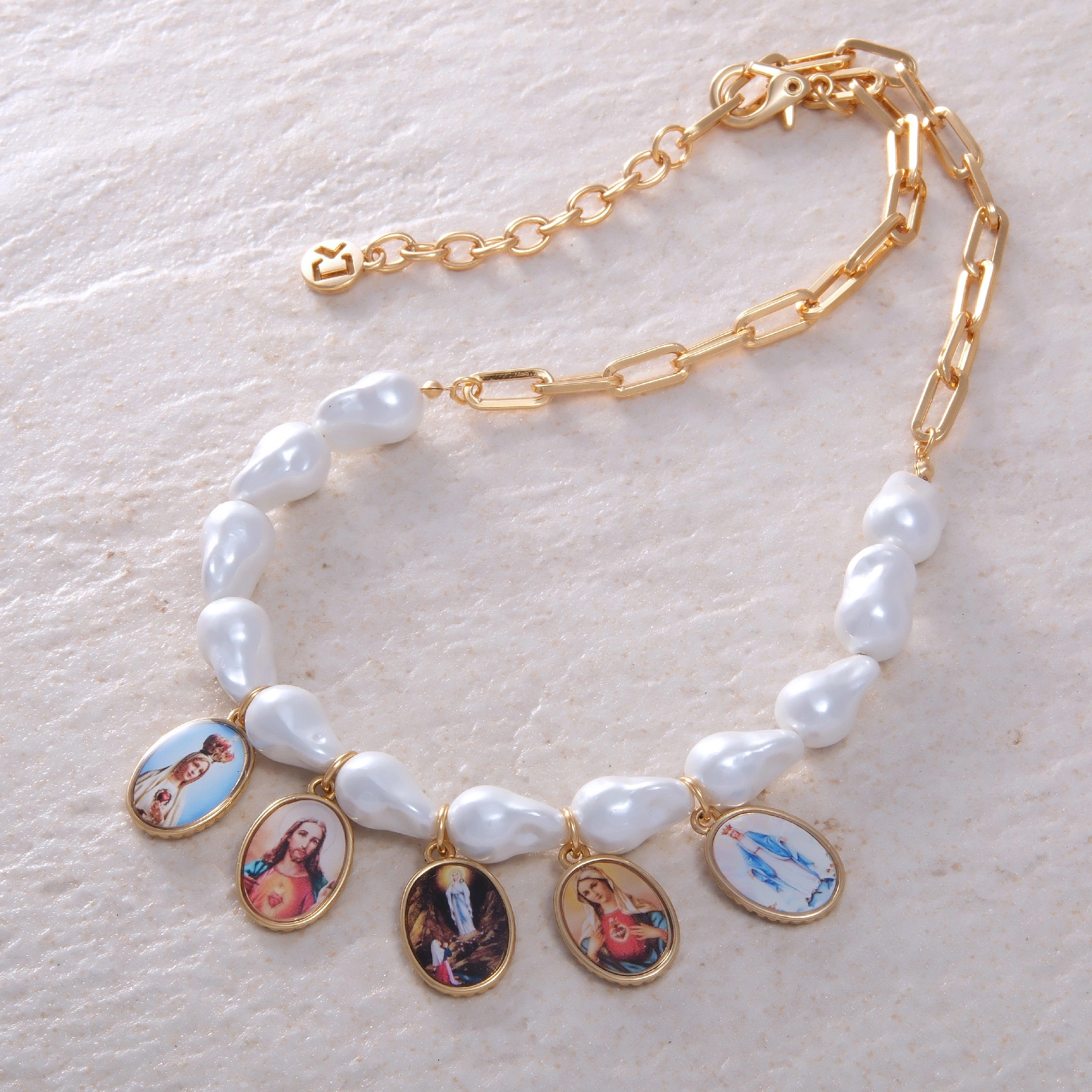 Pozlacany naszyjnik z perłami i zawieszkami ze świętymi. ZAWSZE PRZY TOBIE