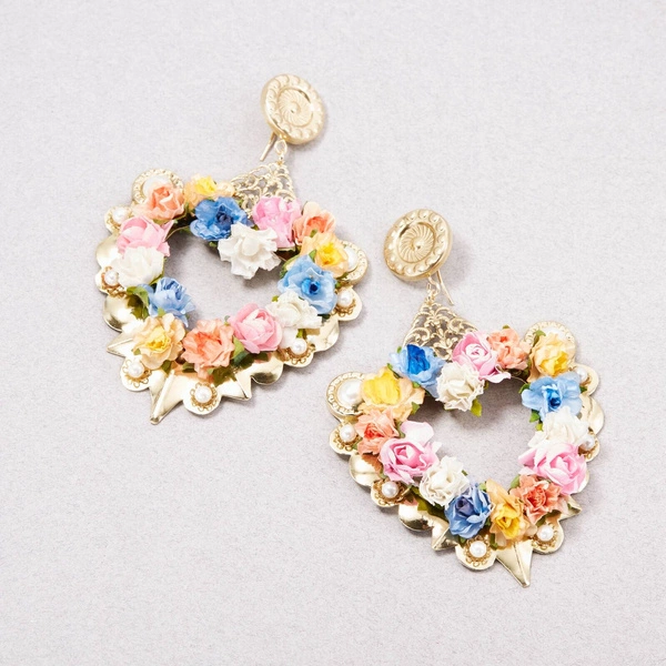 Wiszące kolczyki w formie serc z kwiatami i perłami. FANTAZJA