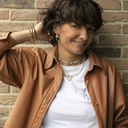 Sztywna otwierana bransoletka w kolorze złotym. ZBLIŻENIE