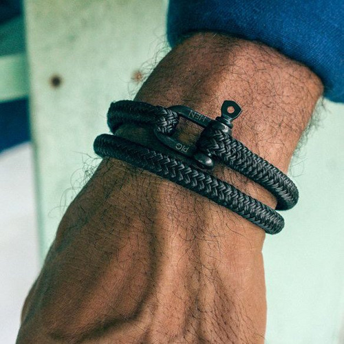 PARA UN HOMBRE CON PASIONES. Pulsera negra con grillete