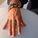 Cienka skórzana bransoletka ze złotymi ćwiekami. OURO