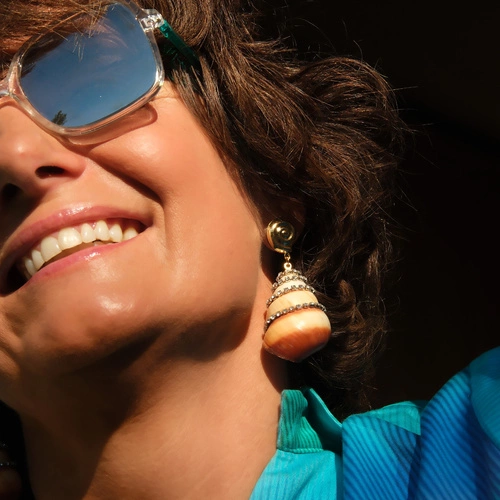 Pozłacane kolczyki z muszlą osadzoną w łańcuszkach. ECHO OCEANU