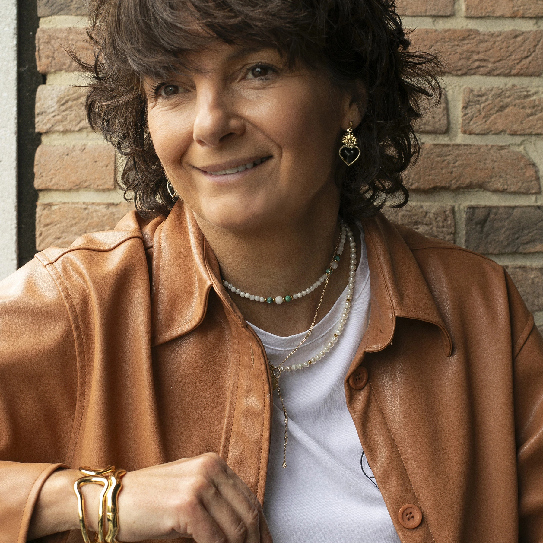 Wiszące kolczyki serca wotywne w wersji czarno złotej. MIŁOSNA EKSTAZA