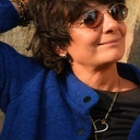 Małe pozłacane kolczyki w kształcie półksiężyców. POD OSŁONĄ NIOCY